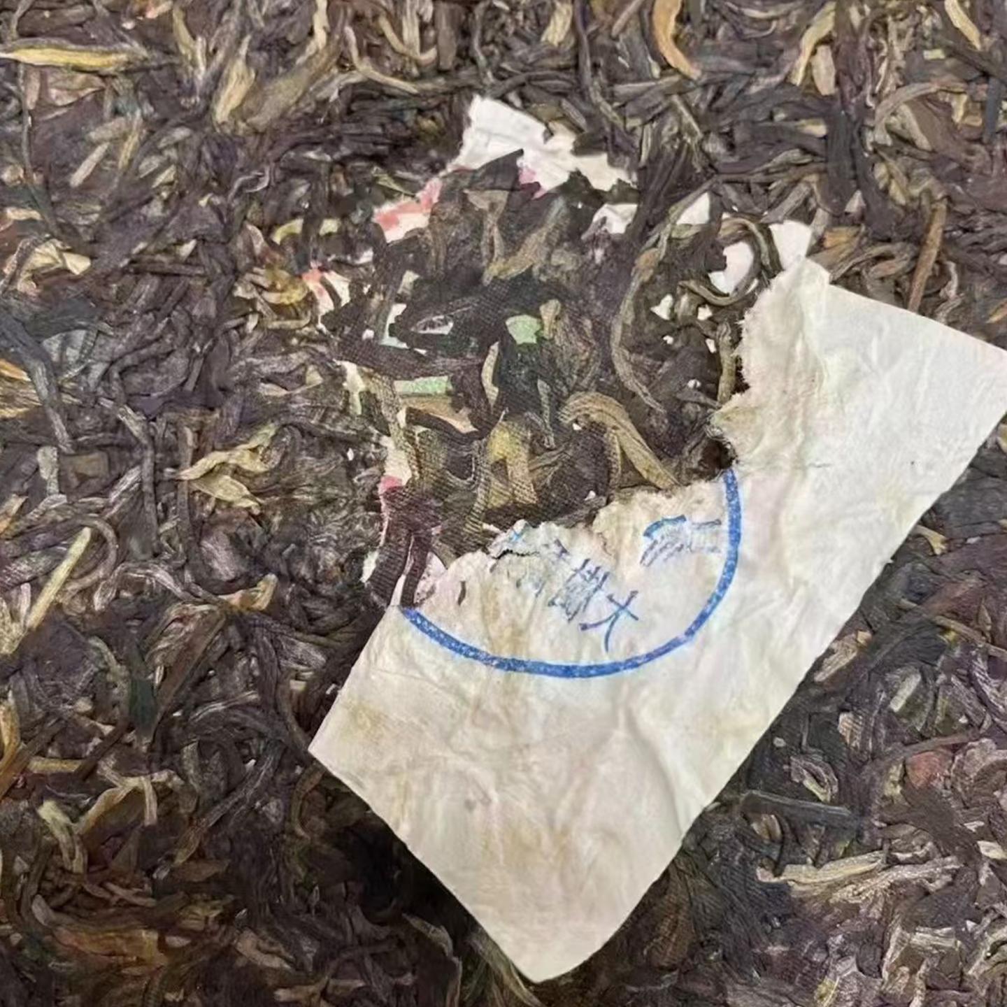 1999年 黑票厚纸易武绿大树 一饼*357克