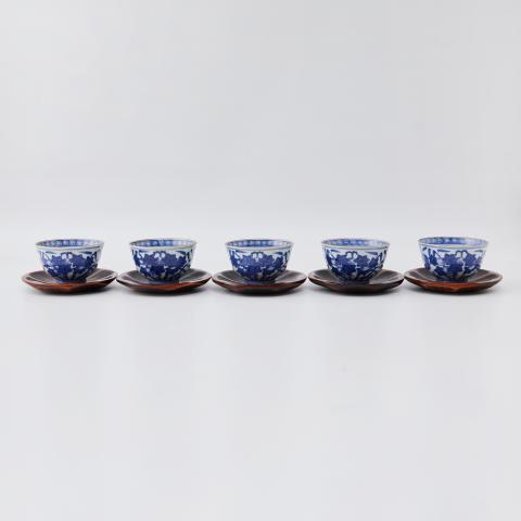 明治时期 青花手绘缠枝文 5客杯（配实木茶托）
