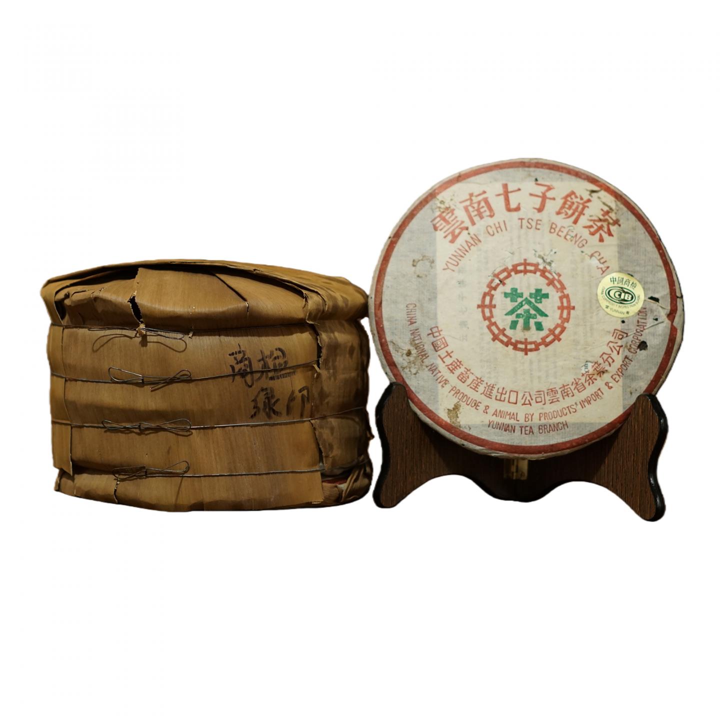 2000年 商检绿印7542一提 单饼357克，一提2499克 昆明干仓