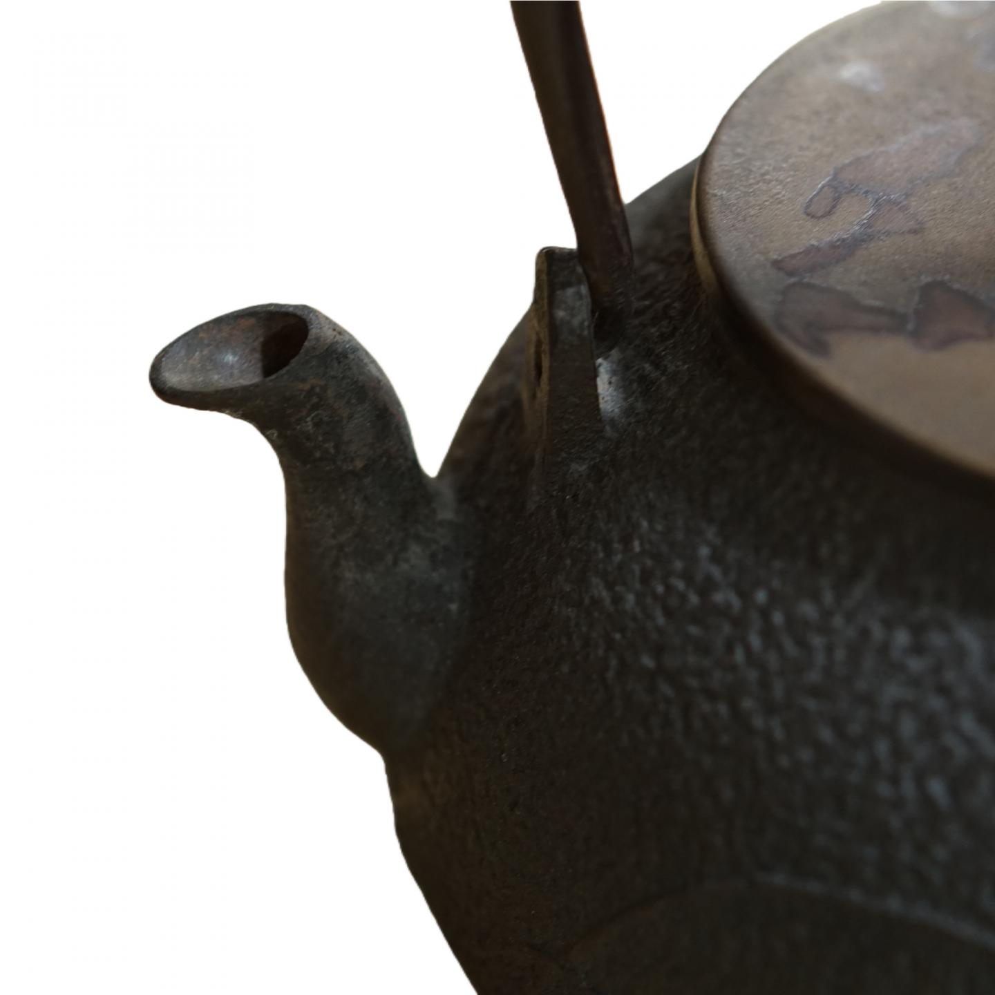 精金堂造丨昭和早期 菊花钮老铁壶一把 约24*15*17cm