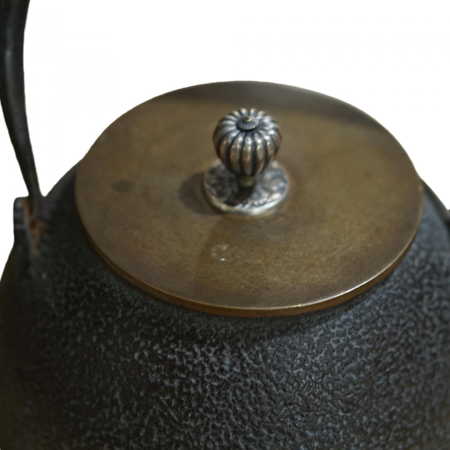 龙文堂丨大正时期 提把嵌银葡萄纹银摘老铁壶一把 23*15*18cm