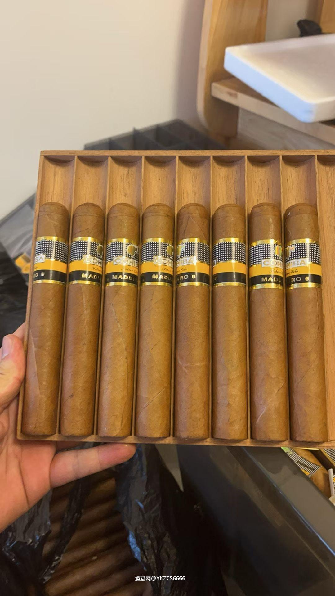 您好老板 咱家私卷系列 主营高希霸系列高6 贝怡可54 56 护身符 3t 好友e2 帕特加斯d4 宽丘 比较推荐 叶子是哈瓦那烟叶 不做低端国产 我们1/1还原味道 茄标是回流标 也就是真标 售价咱们现在单只80（任意款型） 5只起发 可以拼。第一次合作我们支持货到付款 默认顺丰发货 微 YKZCS6666