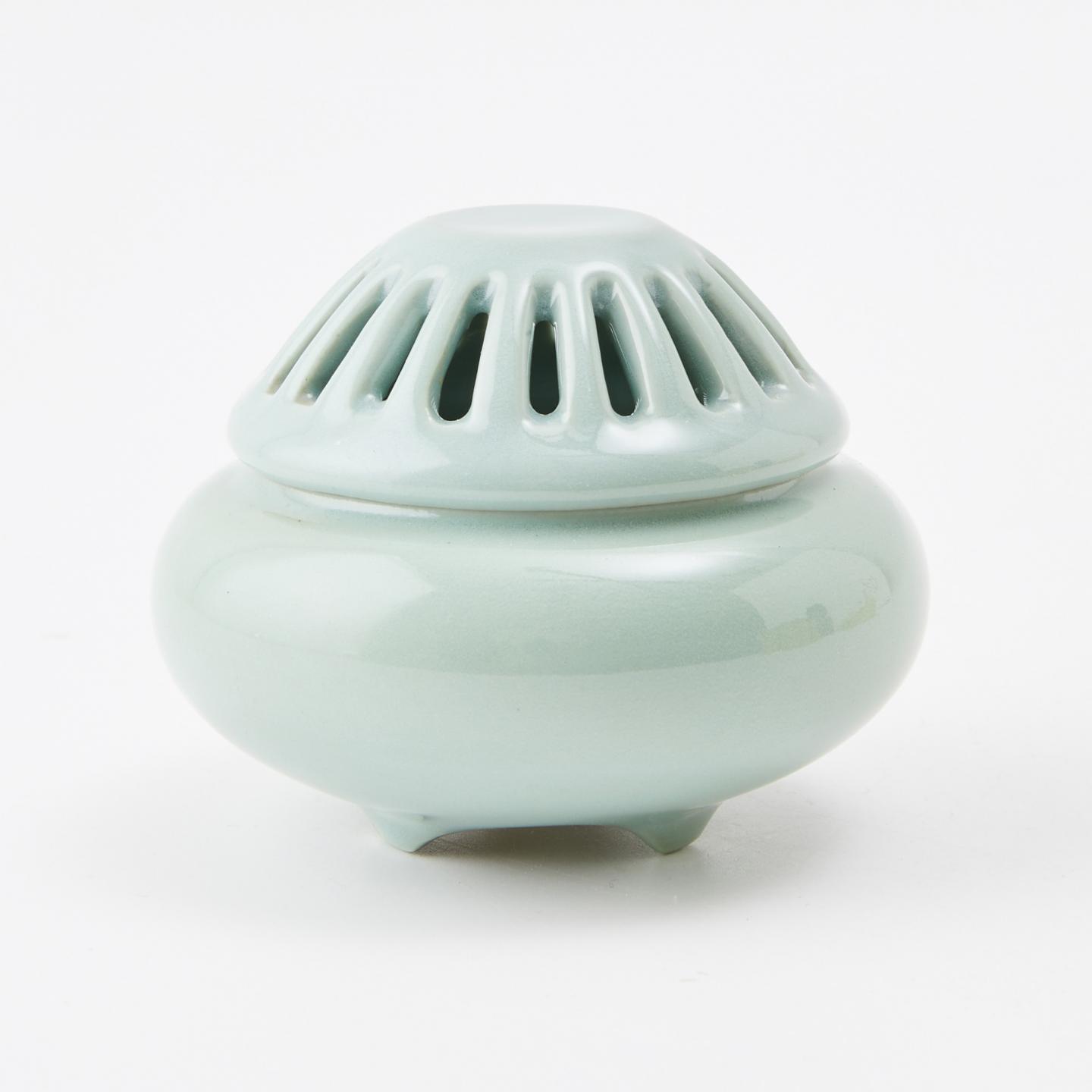 日本回流｜大正-昭和时期 丸形三足平宝盖仿龙泉青瓷香炉