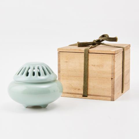 日本回流｜大正-昭和时期 丸形三足平宝盖仿龙泉青瓷香炉