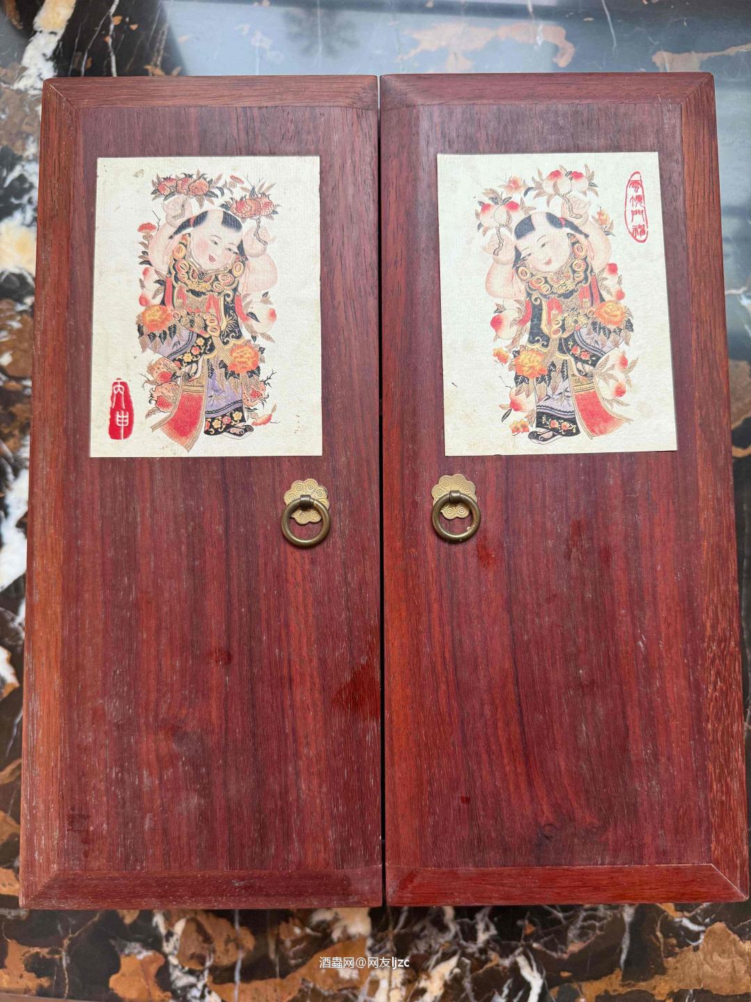 出 这是云顶（Springbank）门神系列 第三版“多子多福”双瓶木盒套装，由苏格兰坎贝尔镇传奇酒厂云顶（Springbank）官方装瓶，是威士忌收藏圈极具中国文化特色的顶级稀缺套装。