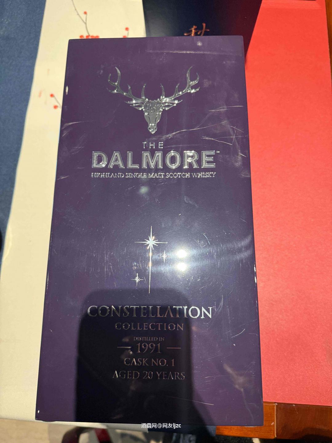 大摩(Dalmore)Constellation 星座系列 1991年1号桶 20年单桶,属于大摩顶级收藏系列,核心信息如下: • 蒸馏年份:1991年 • 陈酿年份:20年 • 桶号:#1(全系列首桶,极具象征意义) • 酒精度:57.9%(原桶强度,无冷凝过滤) • 定位:Constellation系列是大摩的“镇厂级”单桶收藏线,1991年1号桶是该系列中辨识度最高的桶号之一。