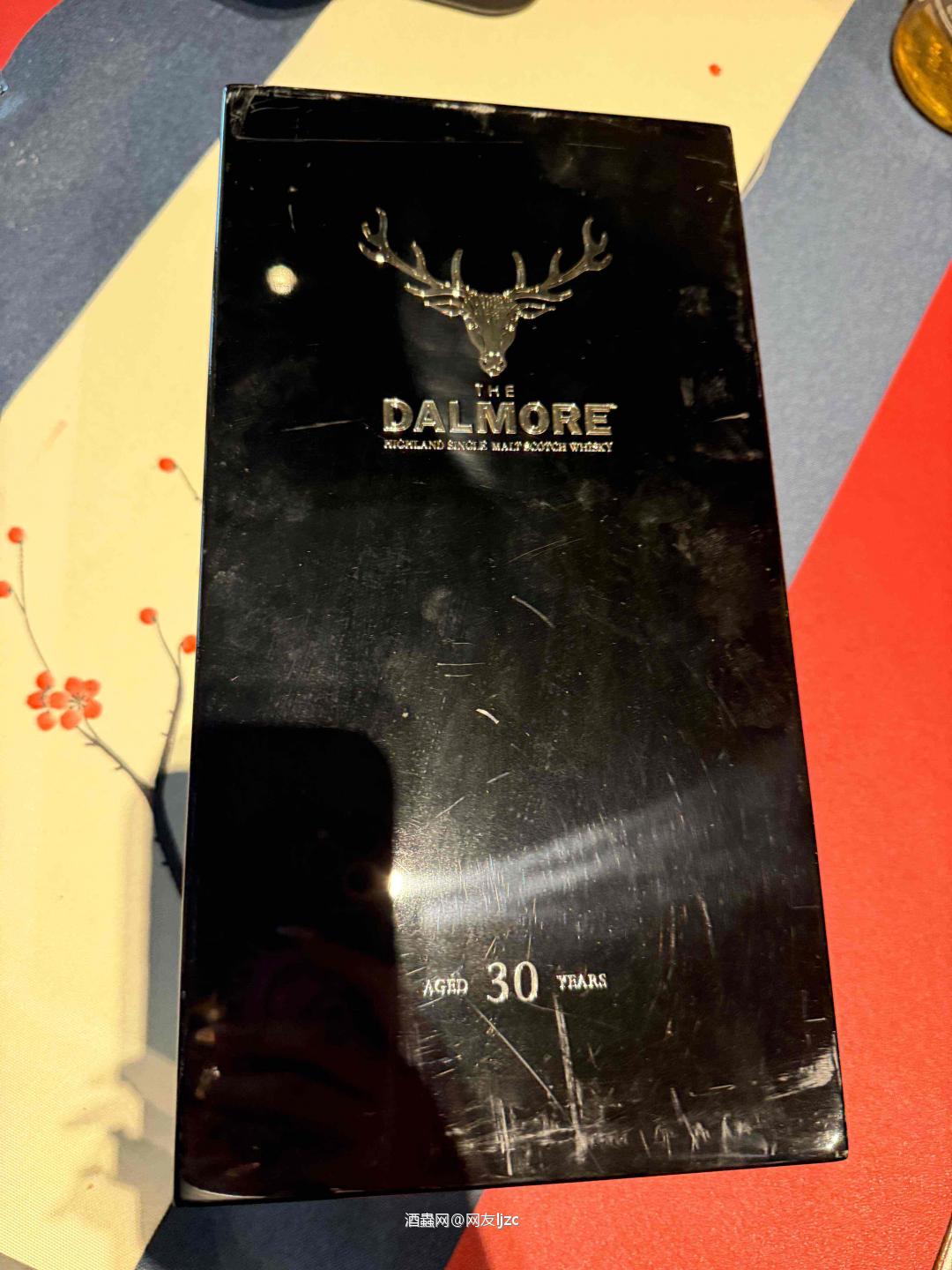 大摩（Dalmore）Constellation 星座系列 1991年1号桶 20年单桶，属于大摩顶级收藏系列，核心信息如下： • 蒸馏年份：1991年 • 陈酿年份：20年 • 桶号：#1（全系列首桶，极具象征意义） • 酒精度：57.9%（原桶强度，无冷凝过滤） • 定位：Constellation系列是大摩的“镇厂级”单桶收藏线，1991年1号桶是该系列中辨识度最高的桶号之一。