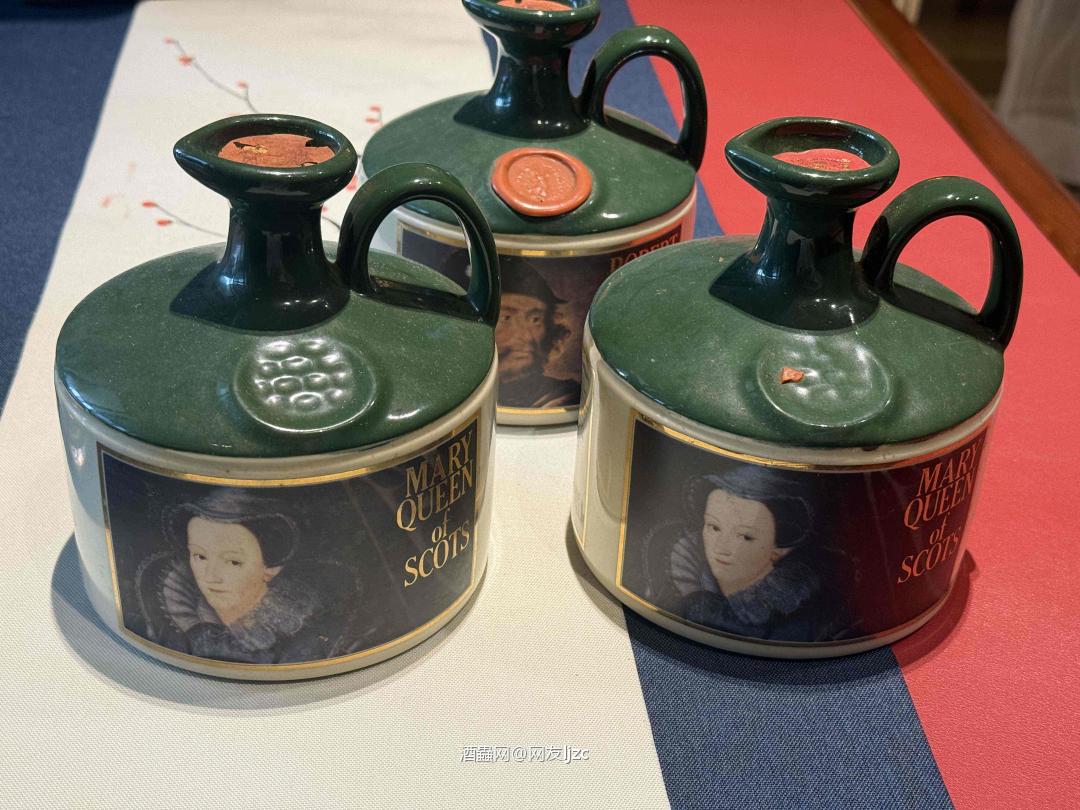 是格兰菲迪(Glenfiddich)苏格兰国王罗伯特·布鲁斯(Robert the Bruce)陶瓷壶纪念款,属于格兰菲迪“苏格兰皇室”系列,核心信息如下: • 容量:750ml • 酒精度:43% • 年代:上世纪80–90年代的经典纪念款,以苏格兰国王罗伯特·布鲁斯为主题,采用陶瓷壶身设计,极具收藏与装饰价值。