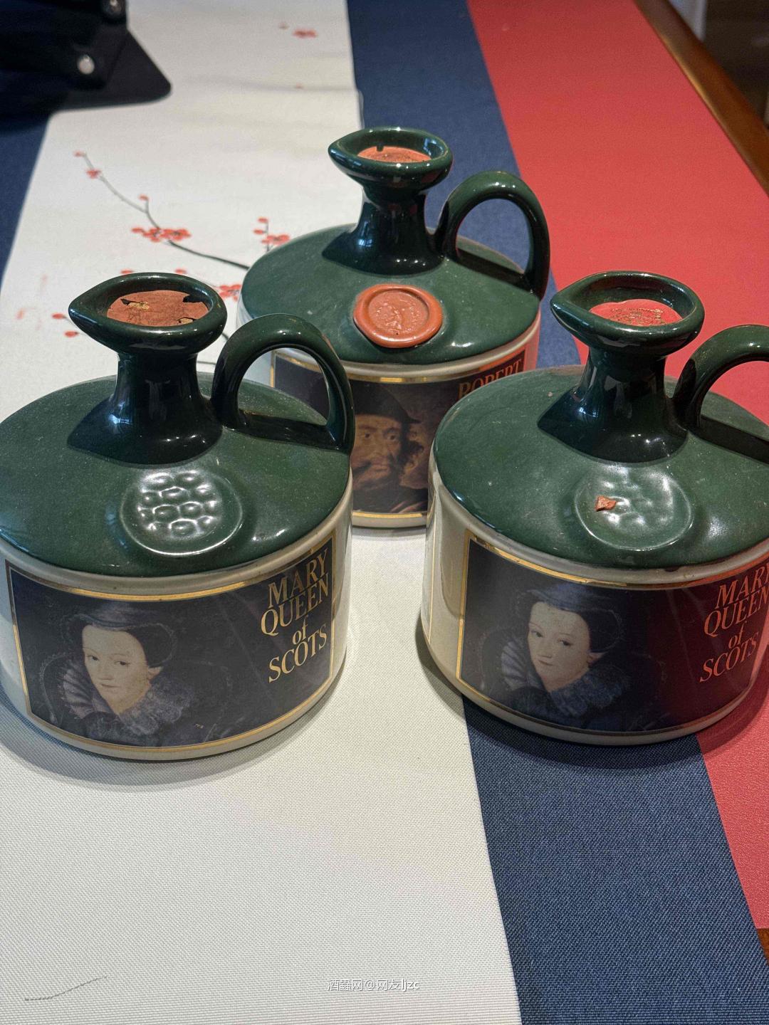 是格兰菲迪（Glenfiddich）苏格兰国王罗伯特·布鲁斯（Robert the Bruce）陶瓷壶纪念款，属于格兰菲迪“苏格兰皇室”系列，核心信息如下： • 容量：750ml • 酒精度：43% • 年代：上世纪80–90年代的经典纪念款，以苏格兰国王罗伯特·布鲁斯为主题，采用陶瓷壶身设计，极具收藏与装饰价值。