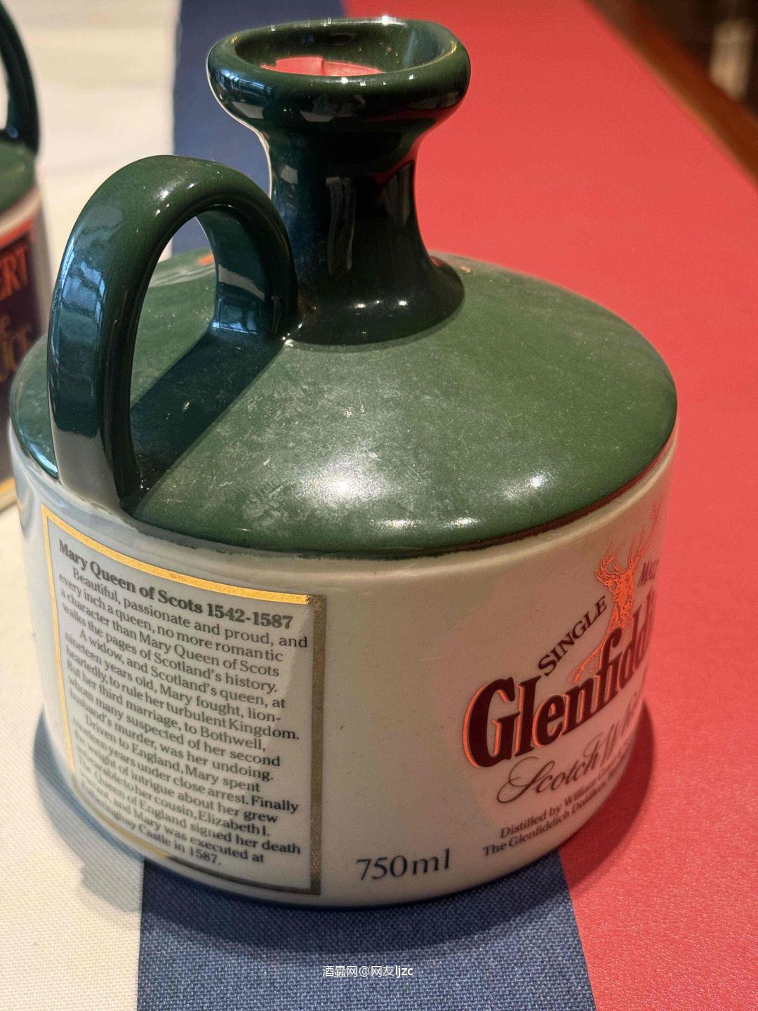 是格兰菲迪（Glenfiddich）苏格兰国王罗伯特·布鲁斯（Robert the Bruce）陶瓷壶纪念款，属于格兰菲迪“苏格兰皇室”系列，核心信息如下： • 容量：750ml • 酒精度：43% • 年代：上世纪80–90年代的经典纪念款，以苏格兰国王罗伯特·布鲁斯为主题，采用陶瓷壶身设计，极具收藏与装饰价值。