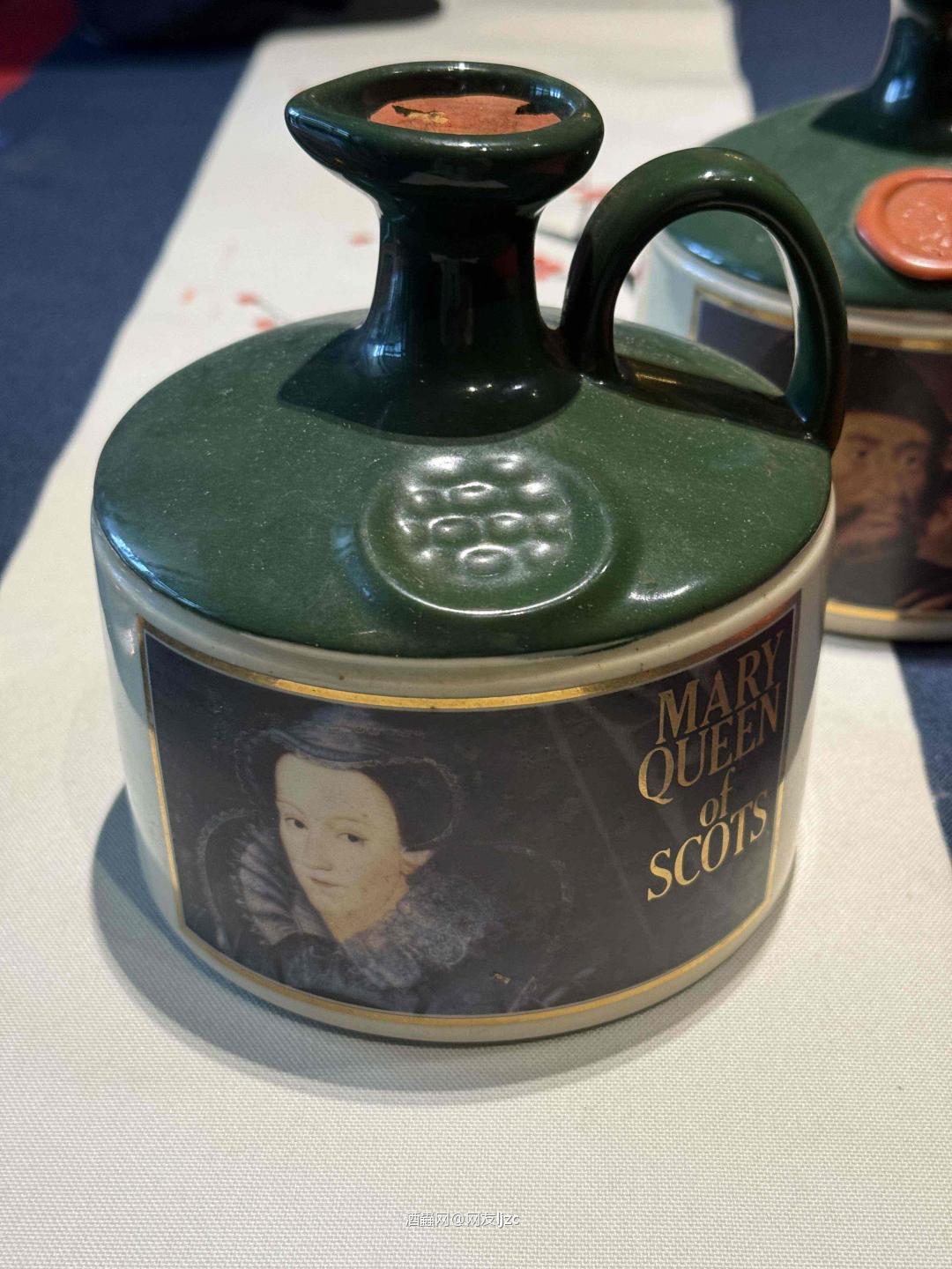 是格兰菲迪（Glenfiddich）苏格兰国王罗伯特·布鲁斯（Robert the Bruce）陶瓷壶纪念款，属于格兰菲迪“苏格兰皇室”系列，核心信息如下： • 容量：750ml • 酒精度：43% • 年代：上世纪80–90年代的经典纪念款，以苏格兰国王罗伯特·布鲁斯为主题，采用陶瓷壶身设计，极具收藏与装饰价值。