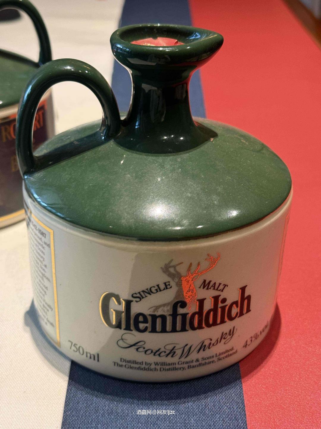 是格兰菲迪（Glenfiddich）苏格兰国王罗伯特·布鲁斯（Robert the Bruce）陶瓷壶纪念款，属于格兰菲迪“苏格兰皇室”系列，核心信息如下： • 容量：750ml • 酒精度：43% • 年代：上世纪80–90年代的经典纪念款，以苏格兰国王罗伯特·布鲁斯为主题，采用陶瓷壶身设计，极具收藏与装饰价值。