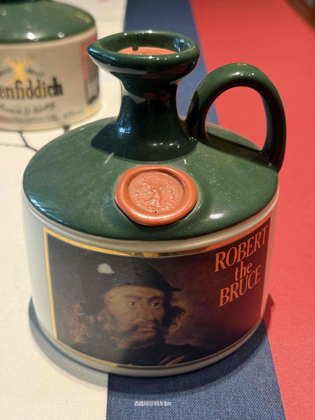 是格兰菲迪（Glenfiddich）苏格兰国王罗伯特·布鲁斯（Robert the Bruce）陶瓷壶纪念款，属于格兰菲迪“苏格兰皇室”系列，核心信息如下： • 容量：750ml • 酒精度：43% • 年代：上世纪80–90年代的经典纪念款，以苏格兰国王罗伯特·布鲁斯为主题，采用陶瓷壶身设计，极具收藏与装饰价值。