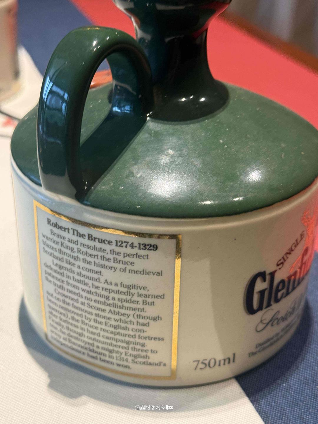 是格兰菲迪（Glenfiddich）苏格兰国王罗伯特·布鲁斯（Robert the Bruce）陶瓷壶纪念款，属于格兰菲迪“苏格兰皇室”系列，核心信息如下： • 容量：750ml • 酒精度：43% • 年代：上世纪80–90年代的经典纪念款，以苏格兰国王罗伯特·布鲁斯为主题，采用陶瓷壶身设计，极具收藏与装饰价值。