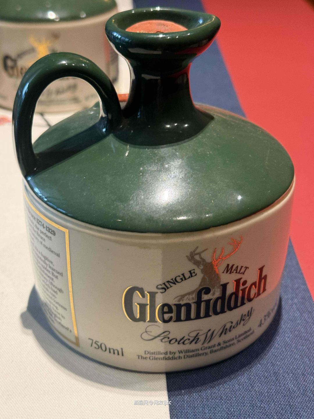 是格兰菲迪（Glenfiddich）苏格兰国王罗伯特·布鲁斯（Robert the Bruce）陶瓷壶纪念款，属于格兰菲迪“苏格兰皇室”系列，核心信息如下： • 容量：750ml • 酒精度：43% • 年代：上世纪80–90年代的经典纪念款，以苏格兰国王罗伯特·布鲁斯为主题，采用陶瓷壶身设计，极具收藏与装饰价值。
