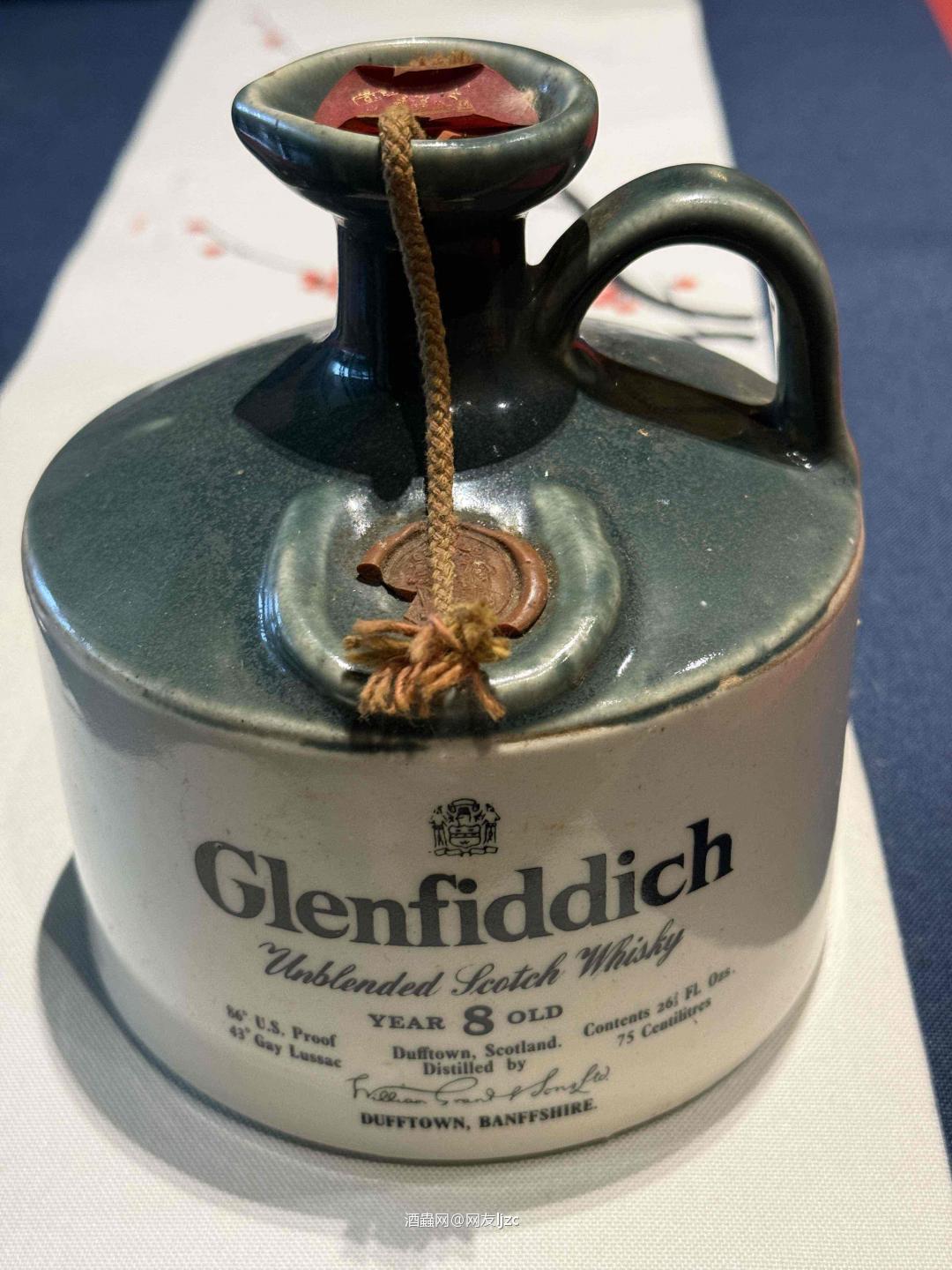 是格兰菲迪（Glenfiddich）苏格兰国王罗伯特·布鲁斯（Robert the Bruce）陶瓷壶纪念款，属于格兰菲迪“苏格兰皇室”系列，核心信息如下： • 容量：750ml • 酒精度：43% • 年代：上世纪80–90年代的经典纪念款，以苏格兰国王罗伯特·布鲁斯为主题，采用陶瓷壶身设计，极具收藏与装饰价值。