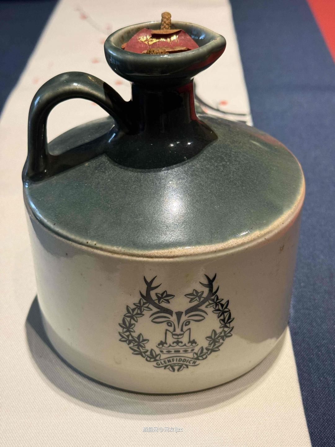 是格兰菲迪（Glenfiddich）苏格兰国王罗伯特·布鲁斯（Robert the Bruce）陶瓷壶纪念款，属于格兰菲迪“苏格兰皇室”系列，核心信息如下： • 容量：750ml • 酒精度：43% • 年代：上世纪80–90年代的经典纪念款，以苏格兰国王罗伯特·布鲁斯为主题，采用陶瓷壶身设计，极具收藏与装饰价值。