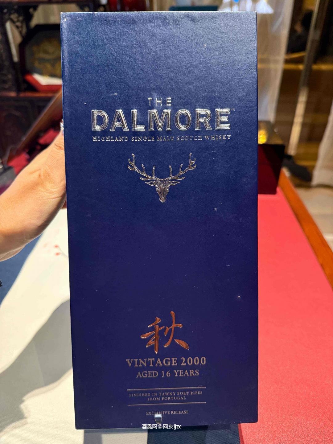 大摩(Dalmore)四季系列之“秋”2000/16年单一麦芽威士忌,属于大摩为中国市场特别推出的“四季”限定系列,核心信息如下: • 蒸馏年份:2000年 • 陈酿年份:16年 • 过桶工艺:在葡萄牙茶色波特桶(Tawny Port Pipes)中进行收尾熟成 • 定位:“四季”系列(春、夏、秋、冬)中的“秋”款,全球限量发行,是大摩融合东方美学与苏格兰工艺的代表作品。