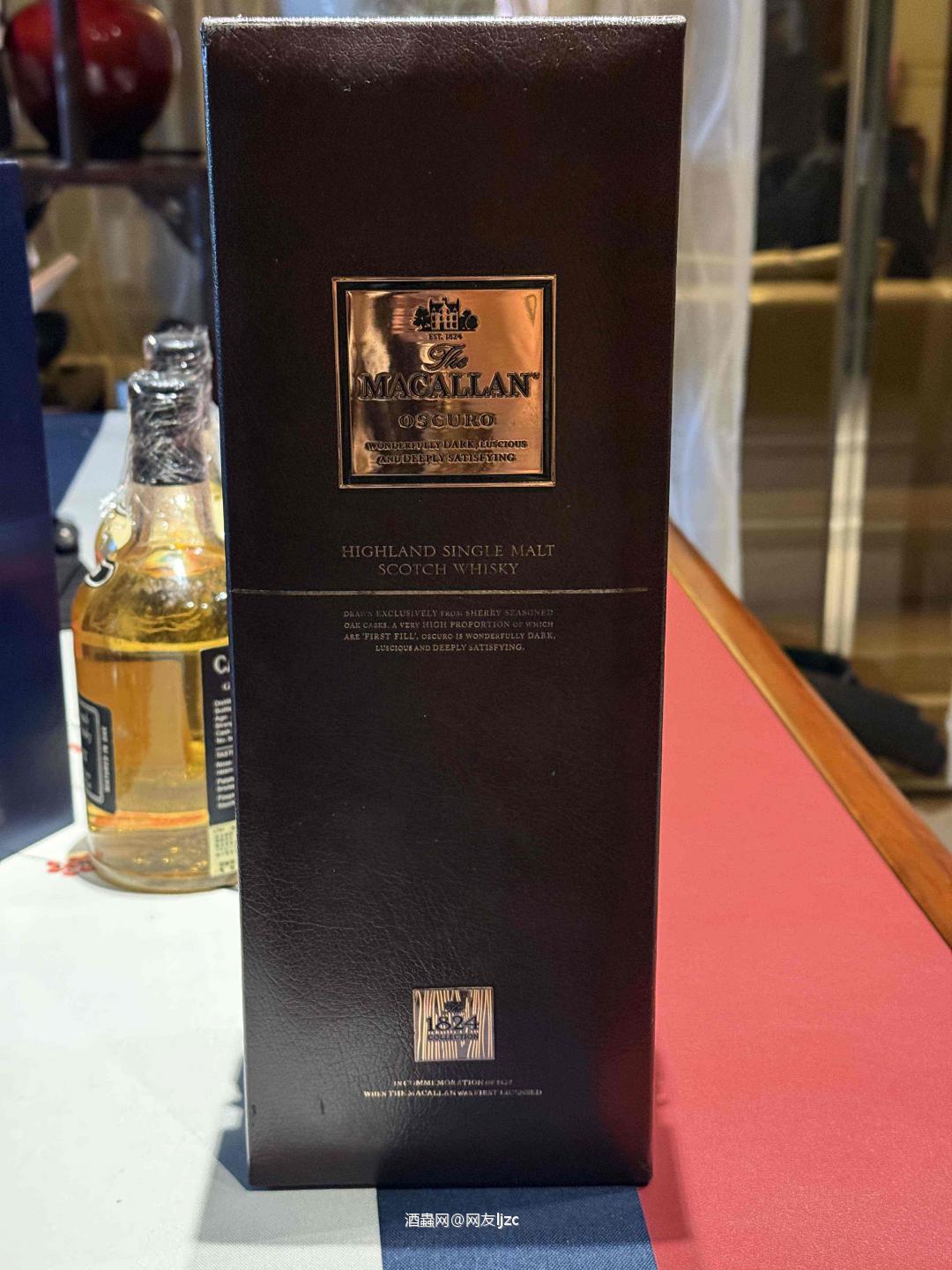 这瓶是麦卡伦（Macallan）1824系列 Oscuro（奥斯库罗）单一麦芽威士忌，属于麦卡伦经典的1824收藏线，核心信息如下： • 酒精度：46.5%（非冷凝过滤） • 桶型：高比例初次装填Oloroso雪莉桶 • 容量：700ml • 定位：1824系列中以“深邃、浓郁”为特色的雪莉桶代表，全球限量3000瓶。