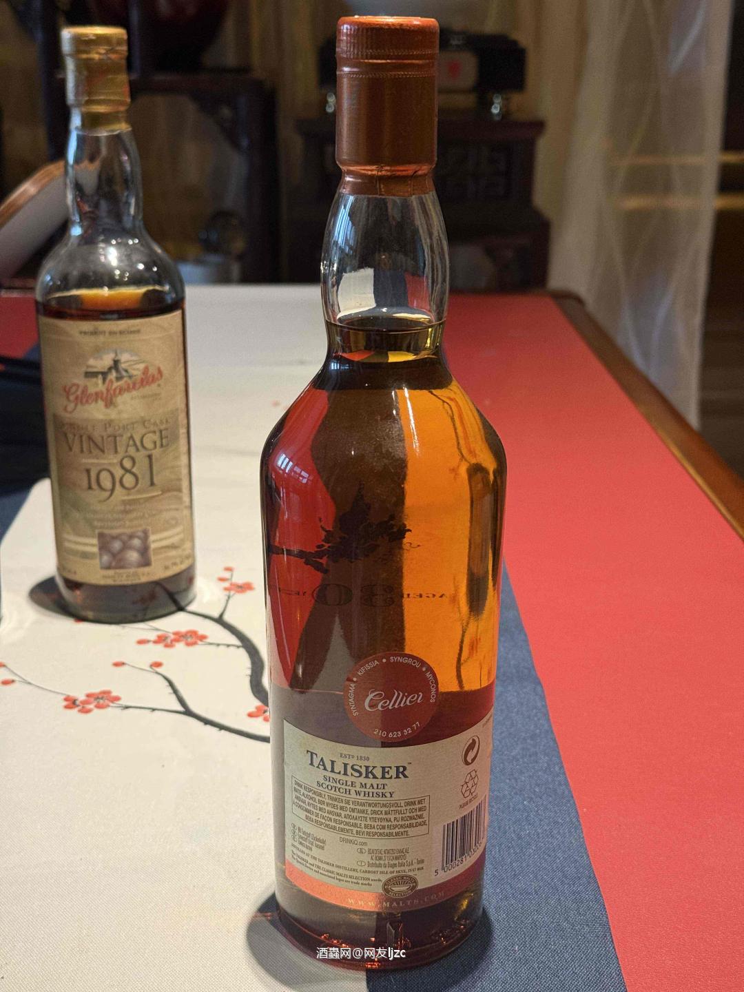 这瓶是泰斯卡(Talisker)30年单一麦芽苏格兰威士忌,属于斯凯岛的旗舰高年份酒款,核心信息如下: • 陈酿年份:30年 • 限量编号:No. 2871 of 3738(全球限量3738瓶) • 定位:泰斯卡高年份核心款,以浓郁的烟熏、海盐与柑橘风味著称,是资深威士忌藏家追捧的“海岛巅峰”。