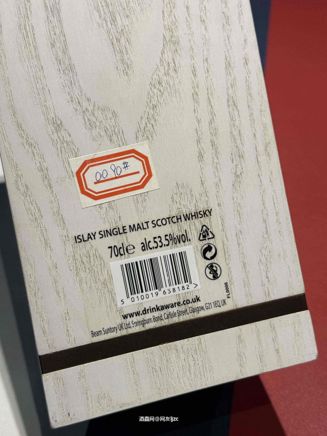 这瓶是拉弗格（Laphroaig）30年 限量版（由酒厂经理 John Campbell 签名的白标木盒版本），属于艾雷岛威士忌中的顶级旗舰款，核心信息如下： • 陈酿年份：30年 • 酒精度：53.5%（原桶强度，非冷凝过滤） • 包装：标志性白色钢琴烤漆木盒，内含收藏证书与品鉴手册 • 地位：拉弗格高年份核心旗舰，停产多年，是泥煤威士忌收藏的“硬通货”。