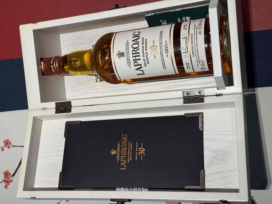这瓶是拉弗格（Laphroaig）30年 限量版（由酒厂经理 John Campbell 签名的白标木盒版本），属于艾雷岛威士忌中的顶级旗舰款，核心信息如下： • 陈酿年份：30年 • 酒精度：53.5%（原桶强度，非冷凝过滤） • 包装：标志性白色钢琴烤漆木盒，内含收藏证书与品鉴手册 • 地位：拉弗格高年份核心旗舰，停产多年，是泥煤威士忌收藏的“硬通货”。