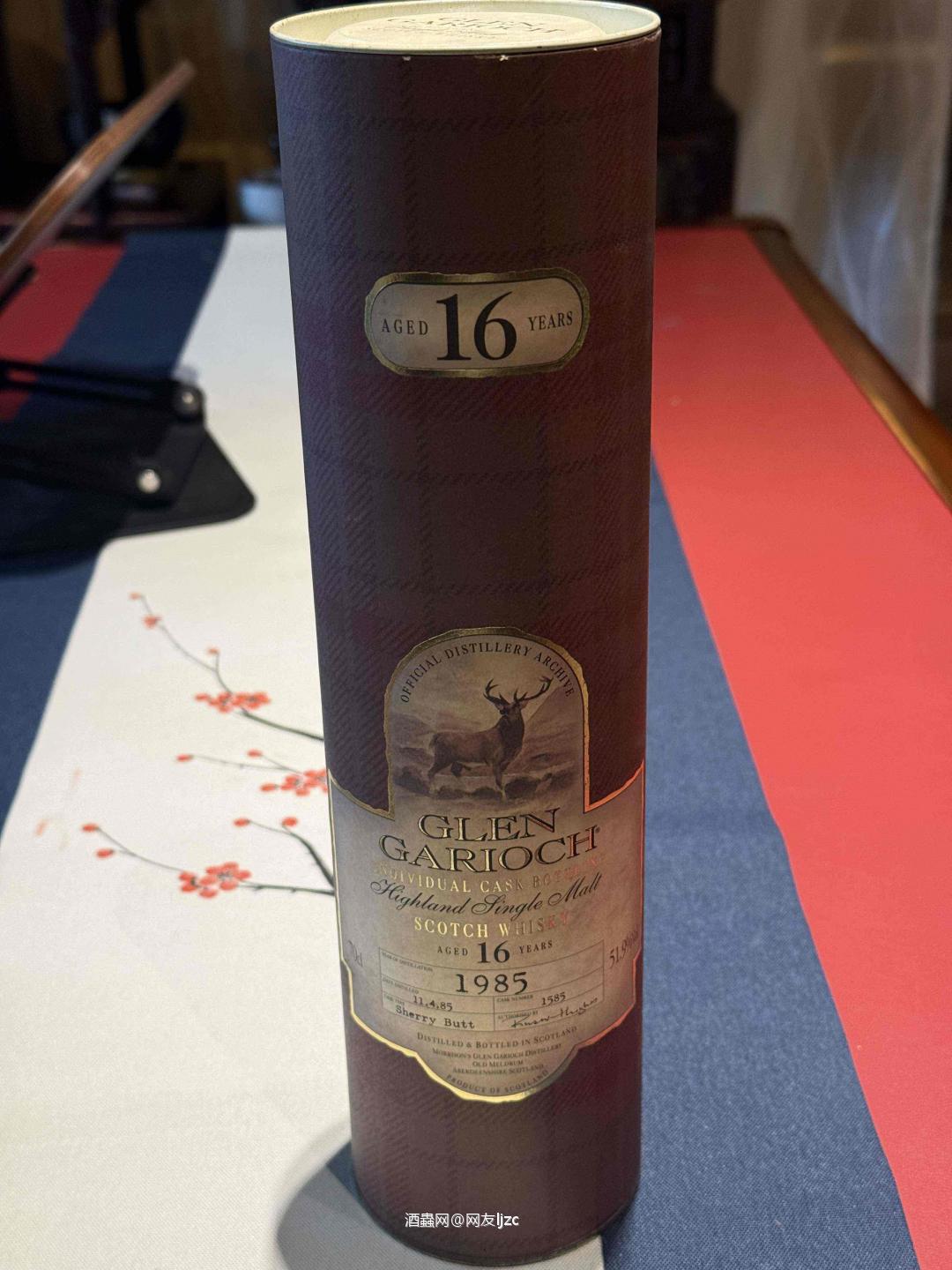 这瓶是格兰盖瑞（Glen Garioch）1985/2001 16年 雪莉单桶，属于酒厂档案系列（Official Distillery Archive），由知名酒商 The Whisky Exchange（TWE）专属选桶装瓶，核心信息如下： • 蒸馏年份：1985年11月4日 • 装瓶年份：2001年（陈酿16年） • 桶型：雪莉大桶（Sherry Butt） • 酒精度：51.9%（原桶强度