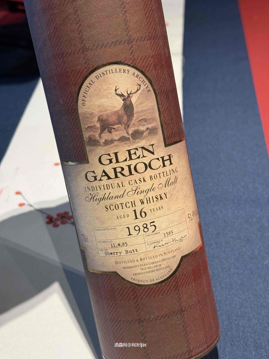 这瓶是格兰盖瑞（Glen Garioch）1985/2001 16年 雪莉单桶，属于酒厂档案系列（Official Distillery Archive），由知名酒商 The Whisky Exchange（TWE）专属选桶装瓶，核心信息如下： • 蒸馏年份：1985年11月4日 • 装瓶年份：2001年（陈酿16年） • 桶型：雪莉大桶（Sherry Butt） • 酒精度：51.9%（原桶强度
