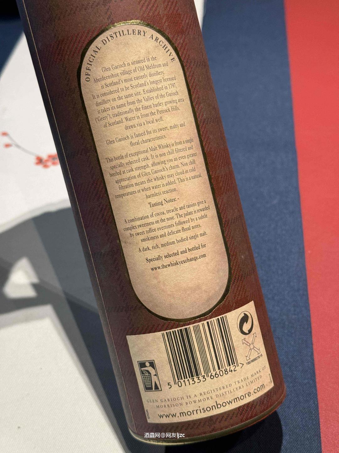 这瓶是格兰盖瑞（Glen Garioch）1985/2001 16年 雪莉单桶，属于酒厂档案系列（Official Distillery Archive），由知名酒商 The Whisky Exchange（TWE）专属选桶装瓶，核心信息如下： • 蒸馏年份：1985年11月4日 • 装瓶年份：2001年（陈酿16年） • 桶型：雪莉大桶（Sherry Butt） • 酒精度：51.9%（原桶强度