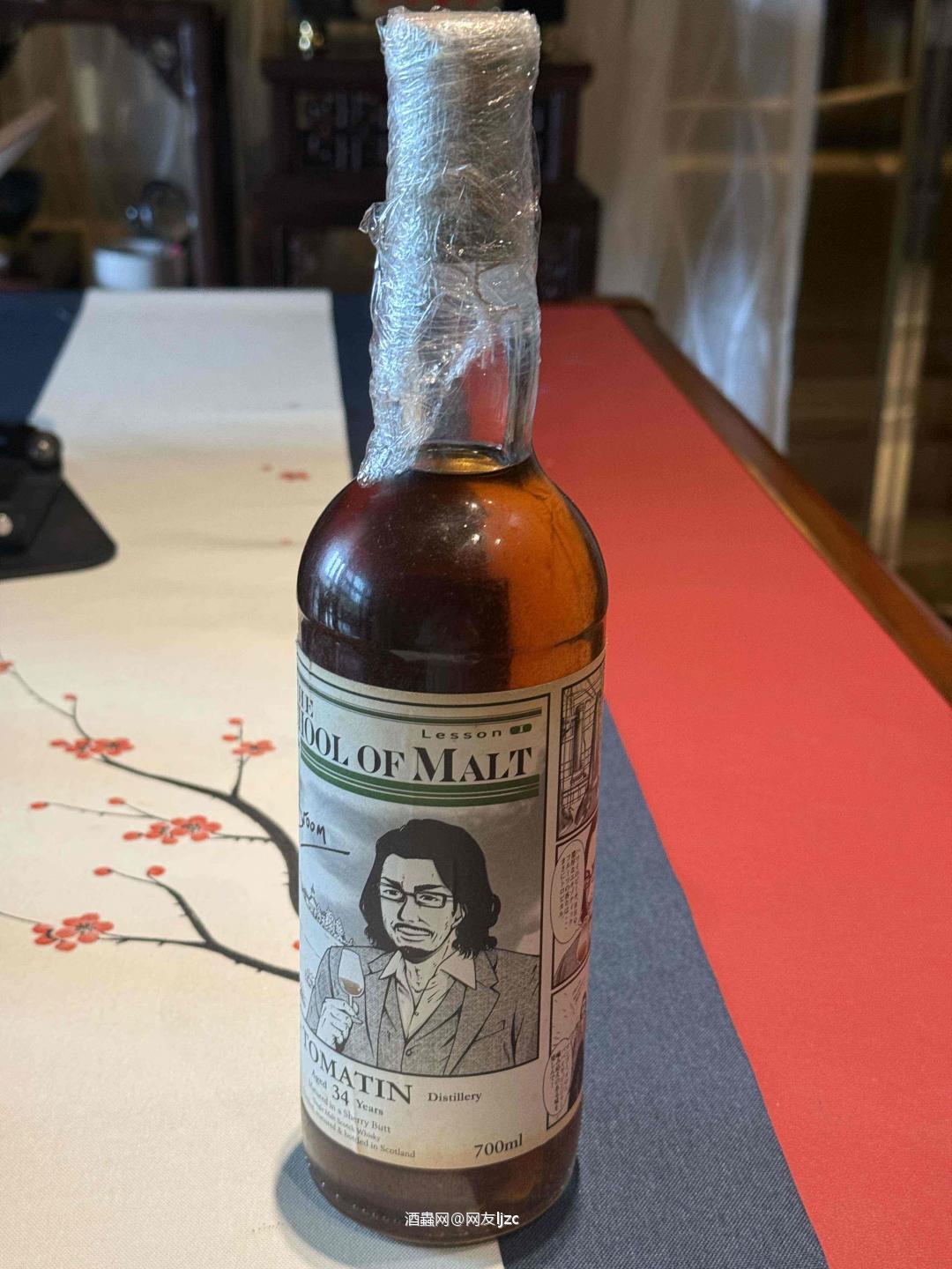 这瓶是 Tomatin(托马丁)34年,出自《The School of Malt》系列,由威士忌大师 Dave Broom 亲自选桶,是为日本市场定制的限量单桶: • 蒸馏/装瓶:托马丁酒厂,雪莉桶(Sherry Butt)陈酿 • 酒精度:51.3% • 容量:700ml • 备注:带有 Dave Broom 签名及日文漫画背标,属于极具收藏价值的联名款
