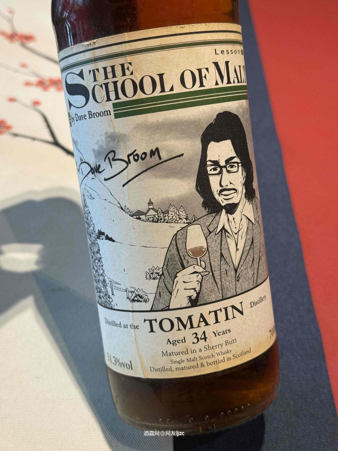这瓶是 Tomatin（托马丁）34年，出自《The School of Malt》系列，由威士忌大师 Dave Broom 亲自选桶，是为日本市场定制的限量单桶： • 蒸馏/装瓶：托马丁酒厂，雪莉桶（Sherry Butt）陈酿 • 酒精度：51.3% • 容量：700ml • 备注：带有 Dave Broom 签名及日文漫画背标，属于极具收藏价值的联名款