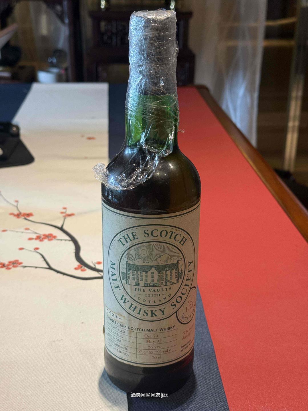 瓶是 SMWS 1.73，属于苏格兰麦芽威士忌协会（SMWS）的单桶原酒： • 酒厂：Glenfarclas（格兰花格，SMWS 编码 1 代表该酒厂） • 蒸馏：1970 年 10 月 • 装瓶：1997 年 5 月，陈酿 26 年 • 酒精度：55.7%（原桶强度） • 容量：700ml • 备注：日本进口版本，带有日文背标