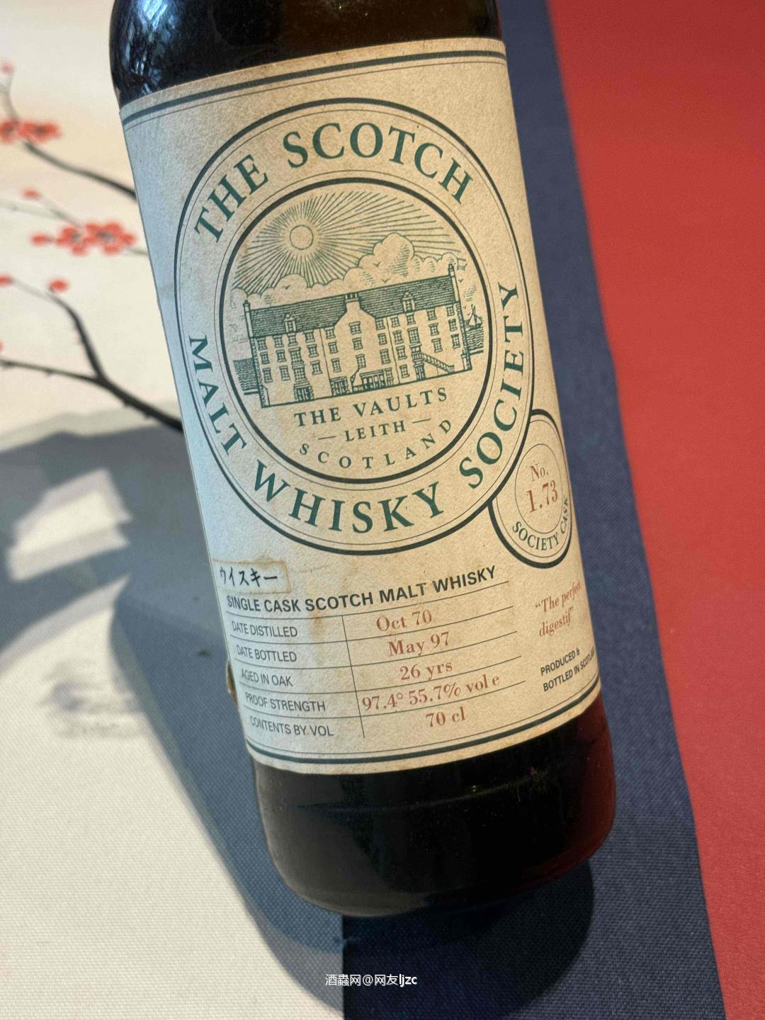 瓶是 SMWS 1.73，属于苏格兰麦芽威士忌协会（SMWS）的单桶原酒： • 酒厂：Glenfarclas（格兰花格，SMWS 编码 1 代表该酒厂） • 蒸馏：1970 年 10 月 • 装瓶：1997 年 5 月，陈酿 26 年 • 酒精度：55.7%（原桶强度） • 容量：700ml • 备注：日本进口版本，带有日文背标