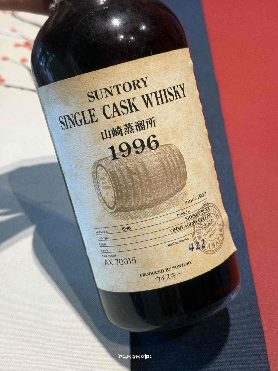 这瓶是山崎(Yamazaki)1996 Single Cask 雪莉单桶,属于三得利近江酒窖(OHMI AGING CELLAR)出品的高稀缺单桶系列,核心信息如下: • 蒸馏年份:1996年(山崎传奇蒸馏年份) • 装瓶年份:2011年(陈酿15年) • 桶号:AX 70015 • 桶型:Sherry Butt(雪莉桶) • 酒精度:59%(原桶强度,无冷凝过滤) • 容量:700ml • 瓶号
