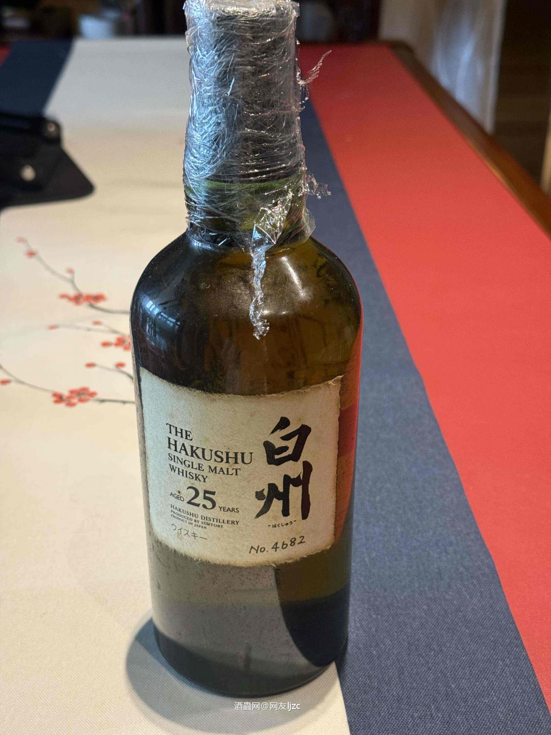 这瓶是白州25年（Hakushu 25 Year Old）旧版，属于三得利白州酒厂的顶级老年份作品，瓶号4682，是日本威士忌收藏圈的核心硬通货。 稀缺性：白州25年旧版已停产，且为三得利“山崎-白州-响”三大系列中最具收藏价值的单品之一，存量稀少。
