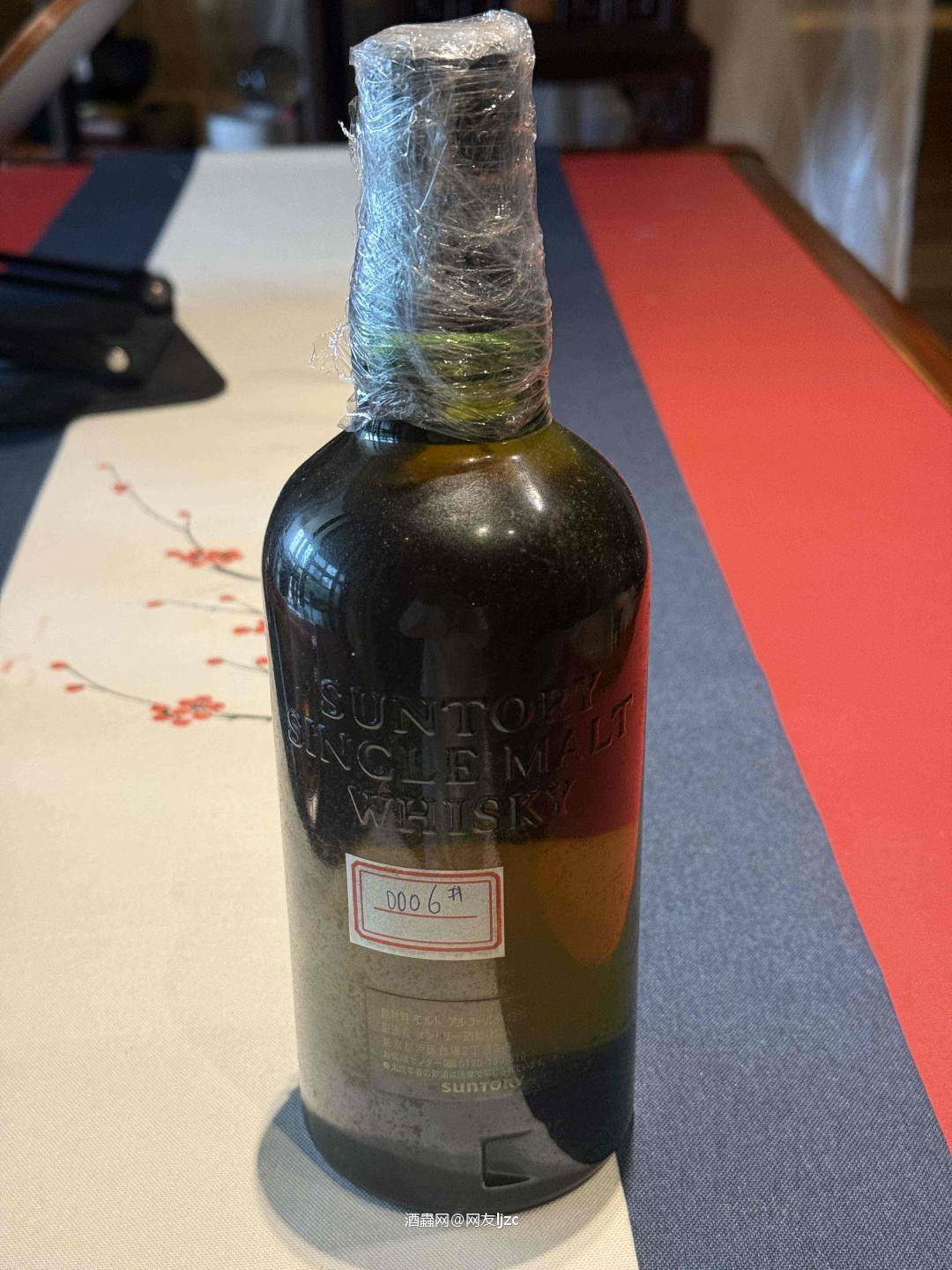 这瓶是白州25年（Hakushu 25 Year Old）旧版，属于三得利白州酒厂的顶级老年份作品，瓶号4682，是日本威士忌收藏圈的核心硬通货。 稀缺性：白州25年旧版已停产，且为三得利“山崎-白州-响”三大系列中最具收藏价值的单品之一，存量稀少。