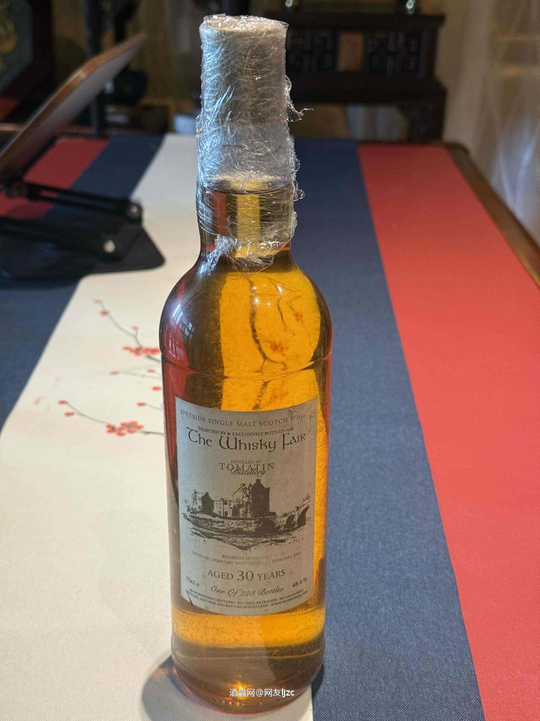 这瓶是托马丁（Tomatin）1977/2003 30年单桶，由The Whisky Fair为日本市场专属装瓶： • 蒸馏年份：1977年 • 装瓶年份：2003年 • 桶型：波本猪头桶（Bourbon Hogshead） • 酒精度：48.6% • 容量：700ml • 限量：仅223瓶 1. 稀缺性：作为30年老年份单桶，且为日本专属限量版，全球仅223瓶，收藏价值较高。
