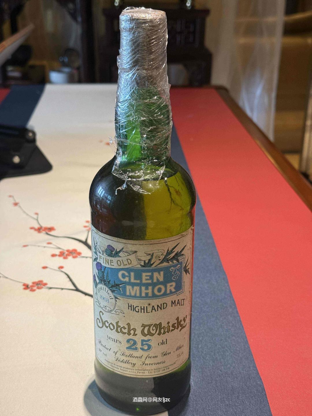 格兰莫尔（Glen Mhor）1963/1988 25年 这瓶是格兰莫尔（Glen Mhor）1963/1988 25年，由Sestante装瓶，属于已关停酒厂的珍稀老年份作品： • 蒸馏年份：1963年 • 装瓶年份：1988年 • 酒精度：40% • 容量：75cl • 酒厂状态：Glen Mhor已于1983年关停，存量稀少 Glen Mhor酒厂已于1983年关停，1963年的单桶原酒存量