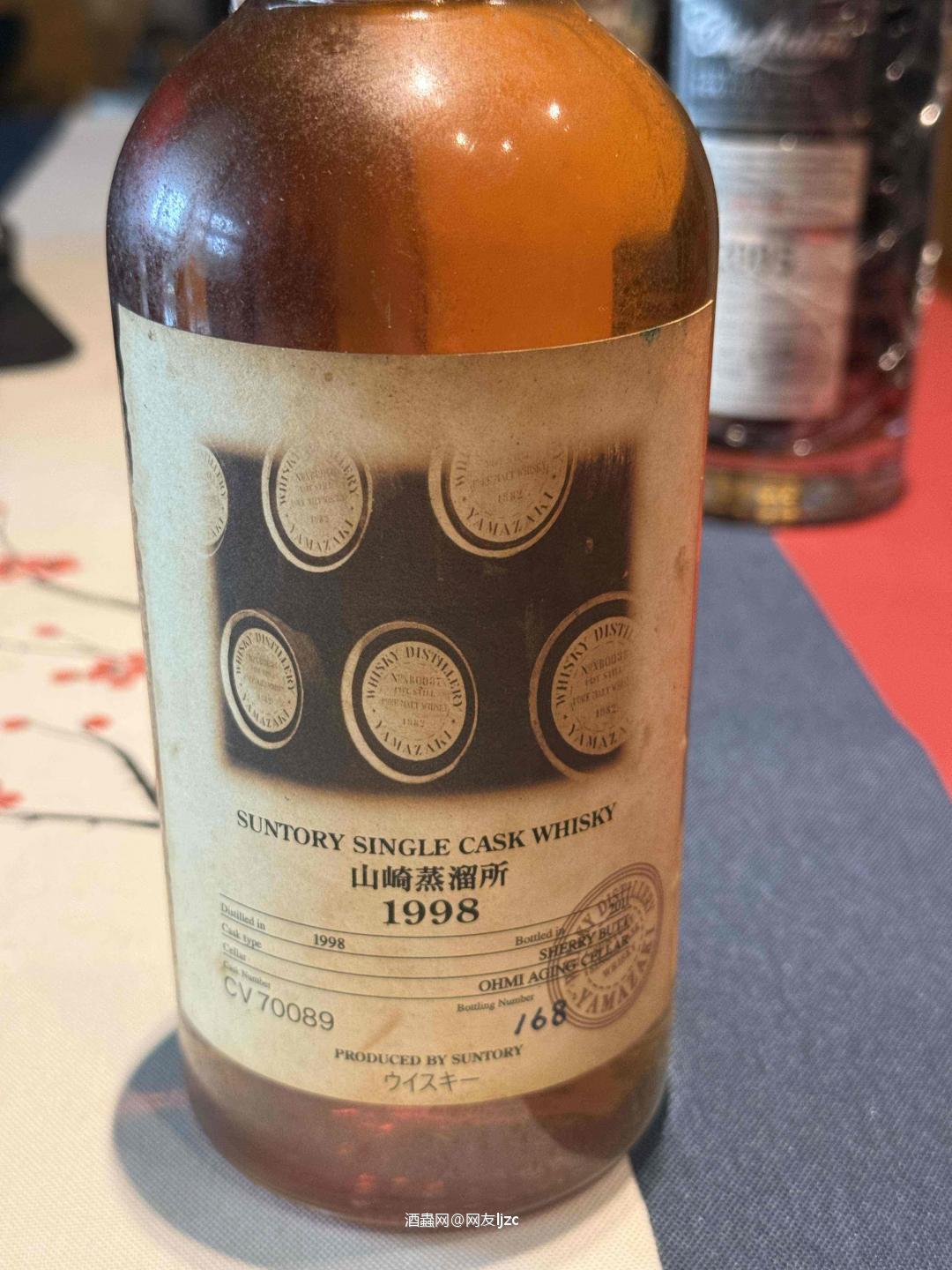 这瓶是山崎1998年单桶（Yamazaki 1998 Singl 这瓶是山崎1998年单桶（Yamazaki 1998 Single Cask #CV70089），属于三得利官方单桶系列，1998年蒸馏、2011年装瓶，在雪莉Butt桶中陈酿，酒精度61%，瓶号168，是极具收藏价值的日本威士忌单桶原酒。 单桶仅168瓶，且为山崎1998年雪莉桶单桶，收藏价值极高。
