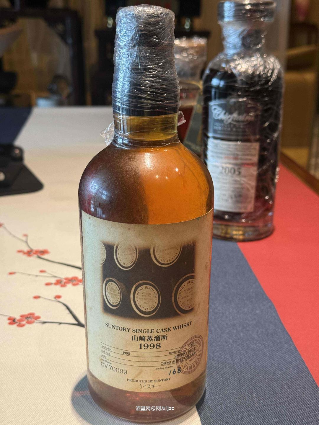这瓶是山崎1998年单桶（Yamazaki 1998 Singl 这瓶是山崎1998年单桶（Yamazaki 1998 Single Cask #CV70089），属于三得利官方单桶系列，1998年蒸馏、2011年装瓶，在雪莉Butt桶中陈酿，酒精度61%，瓶号168，是极具收藏价值的日本威士忌单桶原酒。 单桶仅168瓶，且为山崎1998年雪莉桶单桶，收藏价值极高。