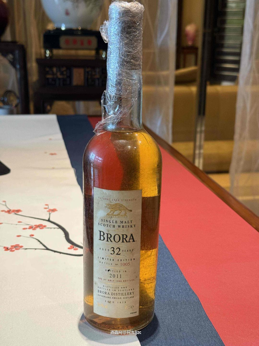 这瓶是Brora 32年 2011年限量版（Special Releases 2011），属于帝亚吉欧年度珍稀系列，全球仅限量1500瓶，是Brora酒厂首次官方装瓶的30年以上高年份作品，酒精度54.7%，极具收藏价值。 • 国际零售/收藏价： ◦ 专业渠道（如CaskCartel）标价约 $5,999.99（约合人民币 4.3万元），部分稀缺渠道可达 £4,000+（约合人民币 3.6万元+）