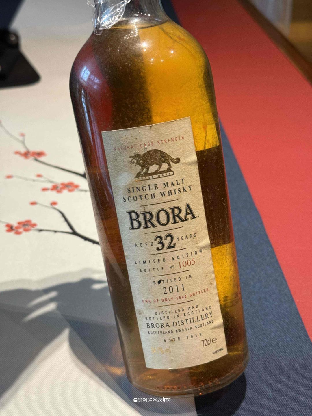 这瓶是Brora 32年 2011年限量版（Special Releases 2011），属于帝亚吉欧年度珍稀系列，全球仅限量1500瓶，是Brora酒厂首次官方装瓶的30年以上高年份作品，酒精度54.7%，极具收藏价值。 • 国际零售/收藏价： ◦ 专业渠道（如CaskCartel）标价约 $5,999.99（约合人民币 4.3万元），部分稀缺渠道可达 £4,000+（约合人民币 3.6万元+）