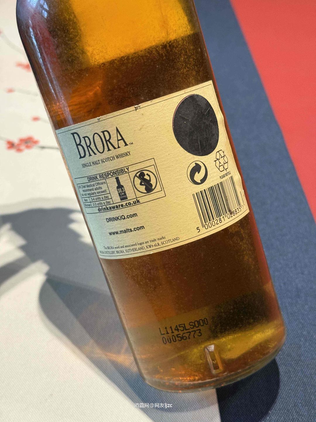 这瓶是Brora 32年 2011年限量版（Special Releases 2011），属于帝亚吉欧年度珍稀系列，全球仅限量1500瓶，是Brora酒厂首次官方装瓶的30年以上高年份作品，酒精度54.7%，极具收藏价值。 • 国际零售/收藏价： ◦ 专业渠道（如CaskCartel）标价约 $5,999.99（约合人民币 4.3万元），部分稀缺渠道可达 £4,000+（约合人民币 3.6万元+）