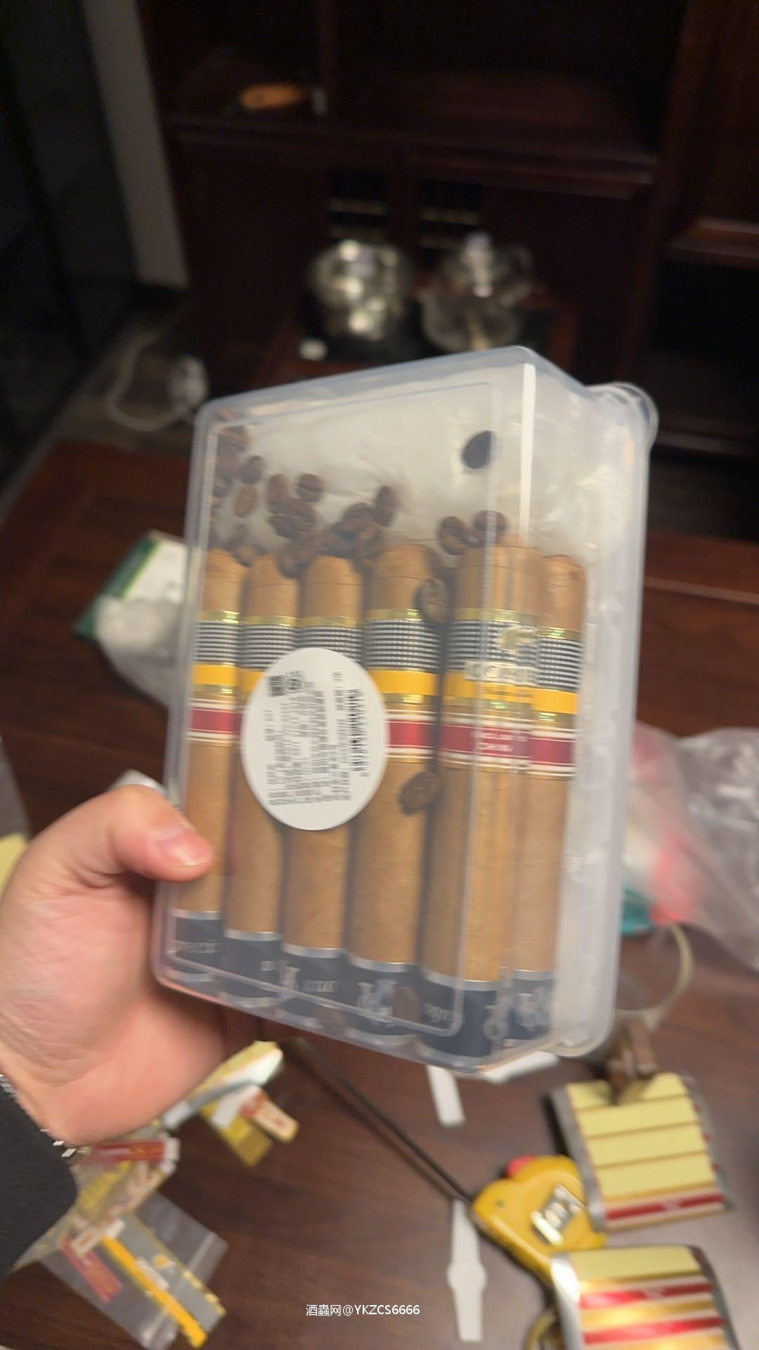 发货日常 大哥们的口粮雪茄 80元的价格可以品尝到进口古巴烟叶带来的正品口感 古巴私卷让您用口粮的价格得到百分之98的相似 微信 YKZCS6666 支持货到付款 大哥们的首选口粮雪茄