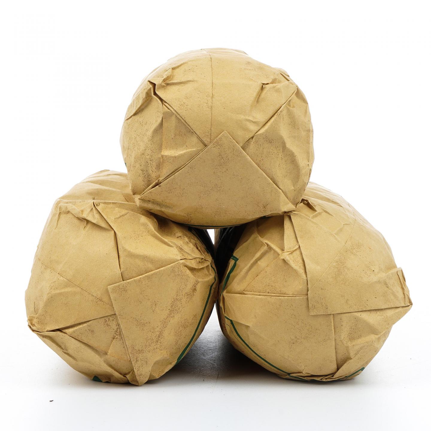 2002年 和聘号 千年古茶树 云南班章乔木生沱 3条组*约500g 干仓