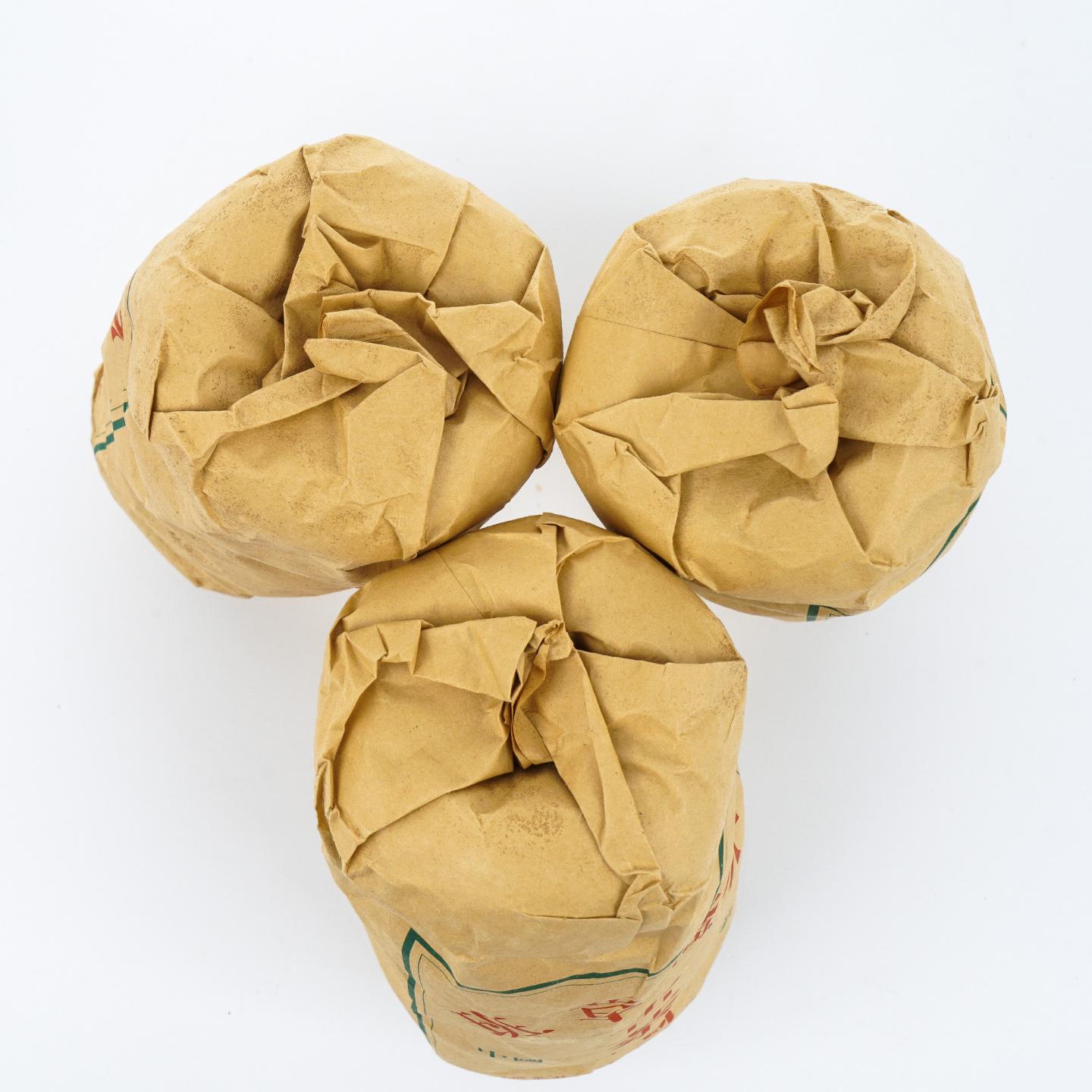 2002年 和聘号 千年古茶树 云南班章乔木生沱 3条组*约500g 干仓