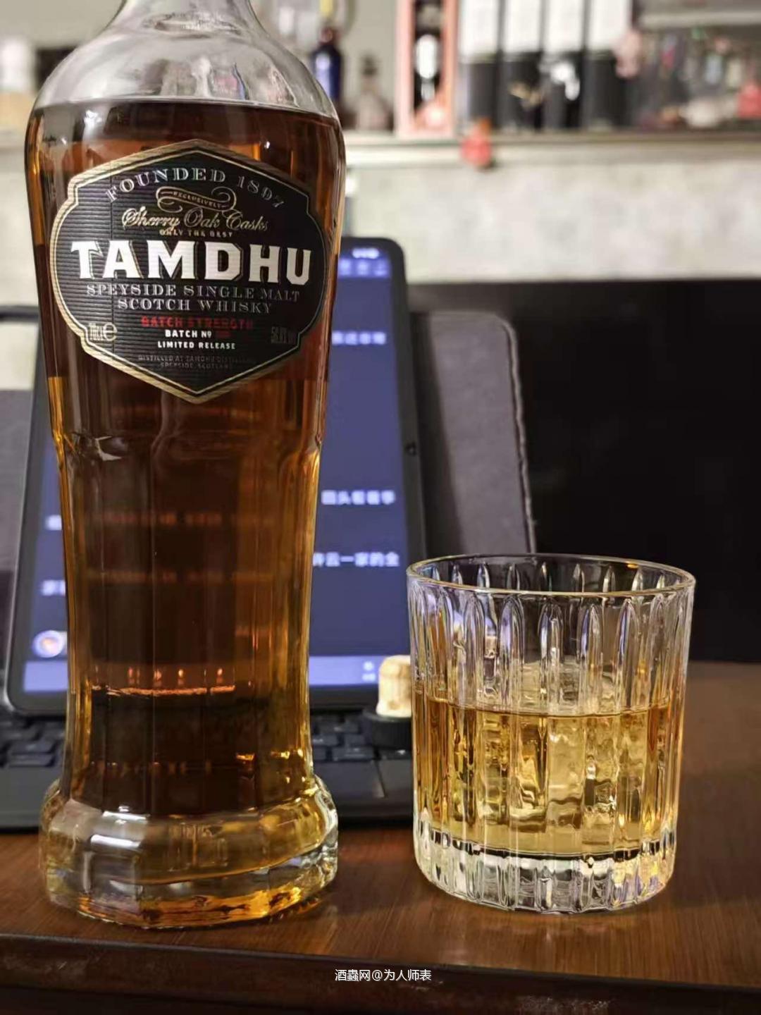 草色遥看近却无