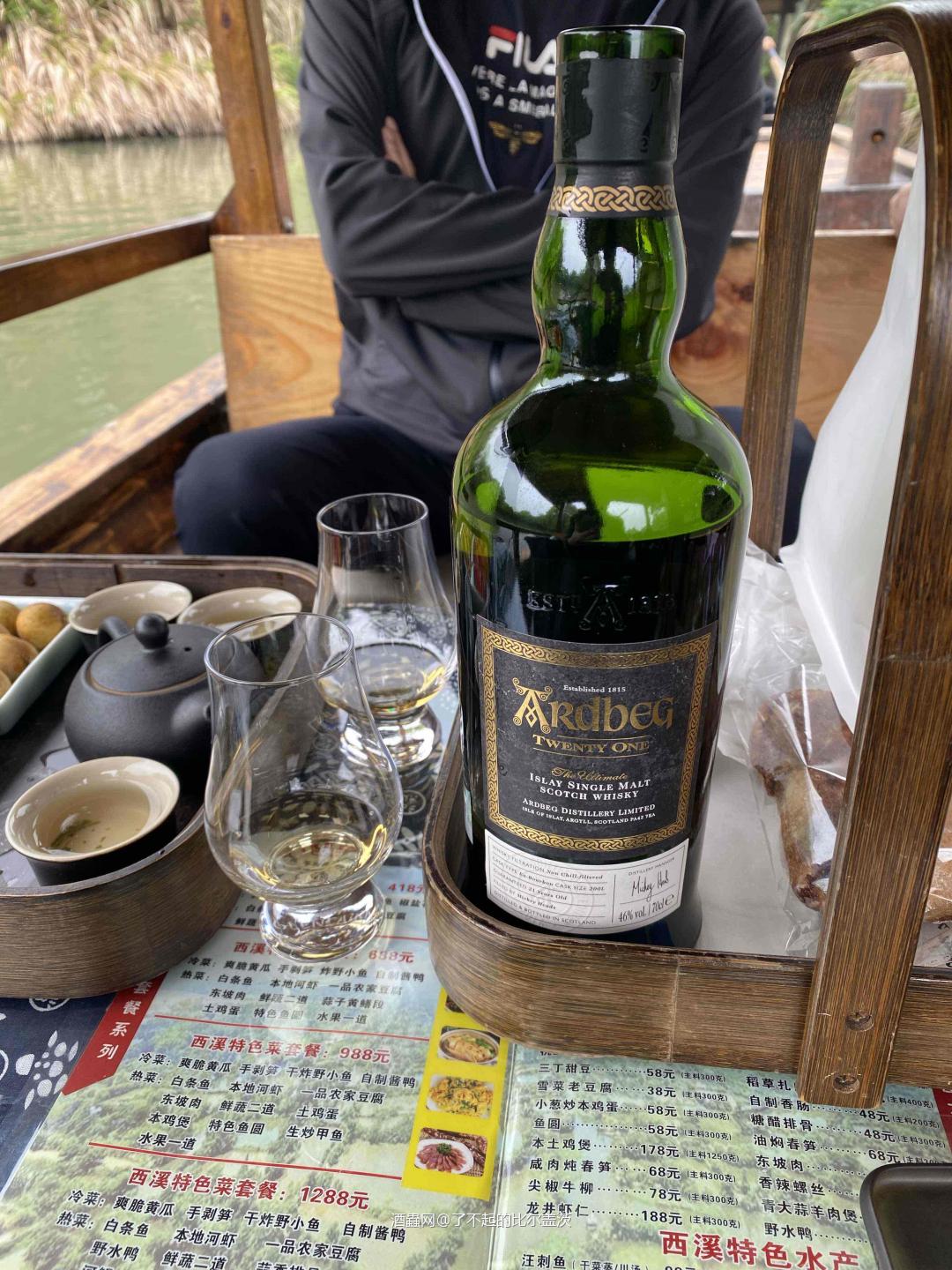 坐西溪船的很多,在船上喝酒的恐怕也不少,但喝威士忌的估计就凤…