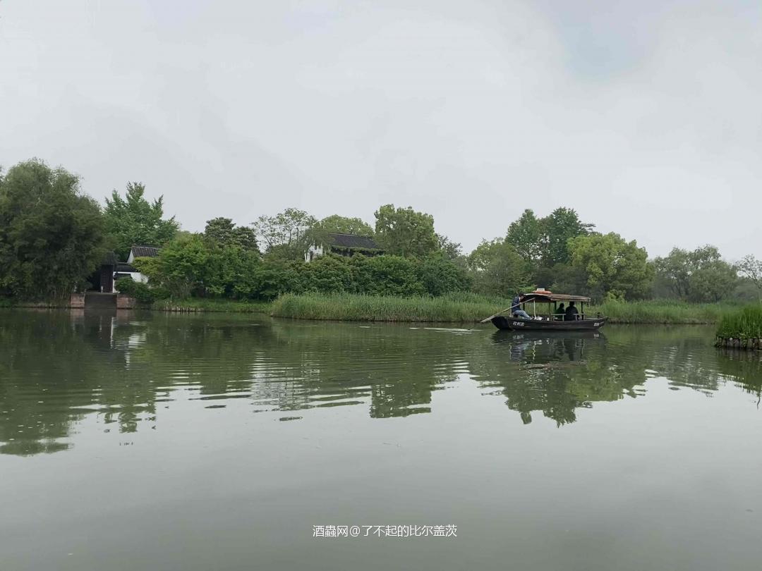 坐西溪船的很多，在船上喝酒的恐怕也不少，但喝威士忌的估计就凤…