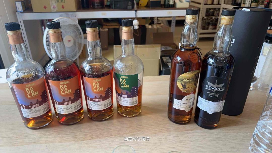 Kavalan 16年+特殊版 哥尼至尊雪莉還什麼東西來著 坦度10年黑標46% 限量1000支的版本 講個不可思議的結論 這瓶坦度虐翻全場🤣 這瓶裡面絕對保底20年以上的味道 有機會能喝到的一定要試試 裡面有一個證書的版本，不是一般版